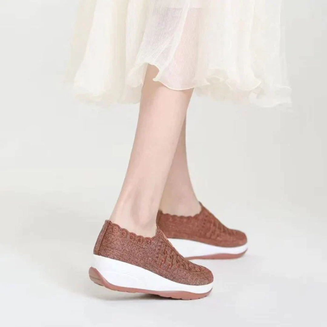 Elegáns hímzett slip-on cipő rugalmas illesztéssel