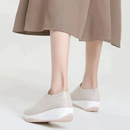 Elegáns hímzett slip-on cipő rugalmas illesztéssel